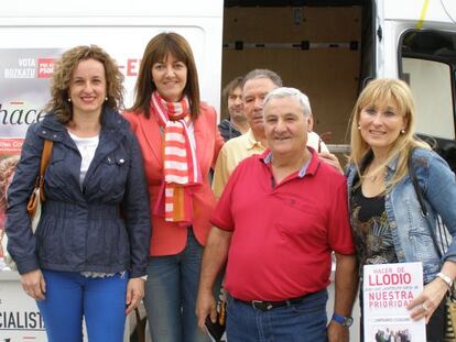 Cristina González e Idoia Mendia, a la izquierda, y Txaro Sarasua a la derecha.