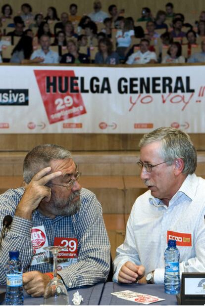 Cándido Méndez e Ignacio Fernández Toxo (derecha), ayer en Zaragoza.