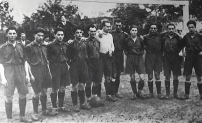 Jaso, primero por la izquierda, posa con sus compañeros del Osasuna en un partido de la temporada 1930-31.