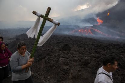 Habitantes de comunidades cercanas al volcán realizaron una peregrinación el 5 de mayo para pedir que su actividad disminuya.