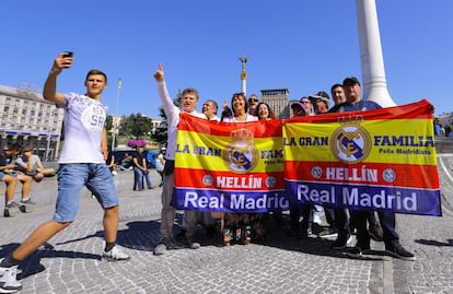 Seguidores del Real Madrid en la ciudad de Kiev (Ucrania), el 26 de mayo de 2018.