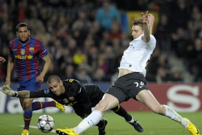 Bendtner intenta superar a Valdés.