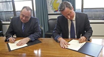 Cameron y Salmond durante la firma de acuerdo del refer&eacute;ndum por la independencia.