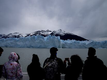 Turistas observan el Perito Moreno desde un barco, en noviembre de 2021.