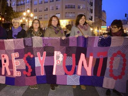 Miles de personas se han manifestado por las calles del centro de Valencia, con motivo del D&iacute;a Internacional de la Mujer, para reclamar la igualdad efectiva y real entre mujeres y hombres.