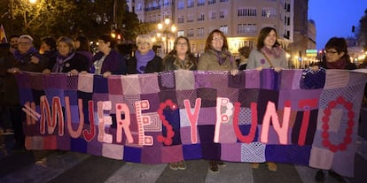Miles de personas se han manifestado por las calles del centro de Valencia, con motivo del Día Internacional de la Mujer, para reclamar la igualdad efectiva y real entre mujeres y hombres.