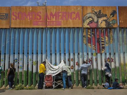 Familias separadas por su estatus migratorio se reúnen a ambos lados del muro fronterizo entre Estados Unidos.