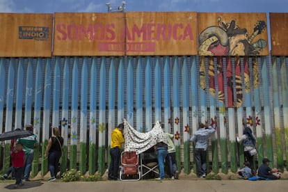 Familias separadas por su estatus migratorio se reúnen a ambos lados del muro fronterizo en el llamado Parque de la Amistad, en Playas de Tijuana, México. El parque es el único lugar de encuentro oficial habilitado por el gobierno en los 3000 kilómetros de frontera entre México y Estados Unidos. 