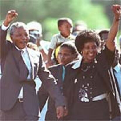 Nelson Mandela saluda, con su esposo, Winnie, a sus seguidores a la salida de la prisión de Victor Verster