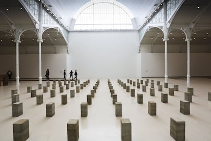 Instalación de Carl Andre ubicada frente al Palacio de Velázquez del Retiro.