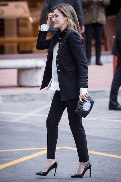 Casi todas las prendas de este look son asequibles y de marcas españolas: la chaqueta militar negra es de Zara (79,95 euros), los pendientes tipo aro XL, de Bimba & Lola (28 euros) y la cartera de mano de la firma Malababa.