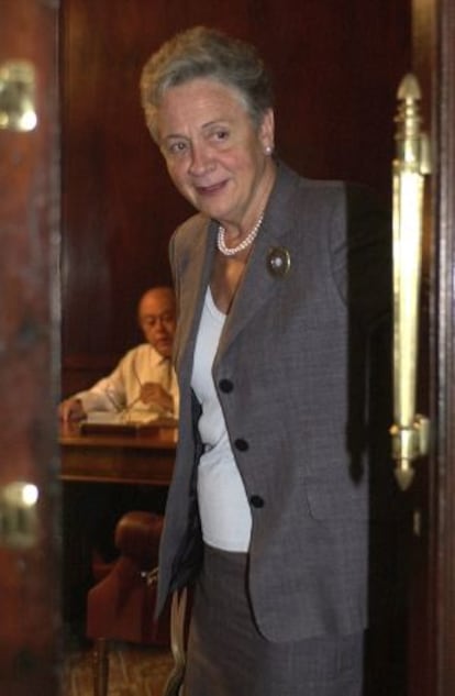Marta Ferrusola sale del despacho de Jordi Pujol (al fondo) en el Parlament, antes de su último debate de política general, en octubre de 2002.