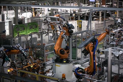 Varios robots trabajan en la fábrica de Seat en Martorell (Barcelona).