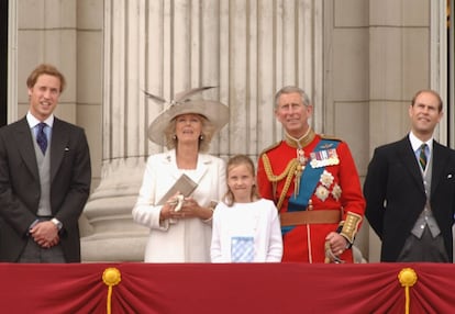 En 2005, 13 años después de la separación de Diana, el príncipe Carlos se casó con Camilla Parker-Bowles. La duquesa de Cornualles presenció el desfile militar por primera vez ese mismo año. En la imagen, junto a su esposo y los príncipes Guillermo, a la izquierda, y Eduardo, hermano menor de Carlos, a la derecha.