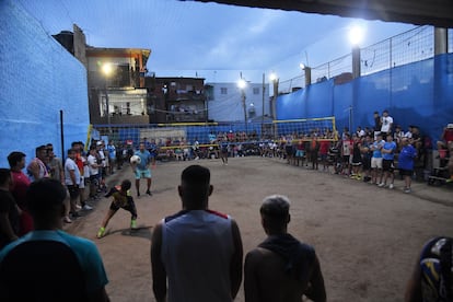 Las jornadas de partidos de Piki Voley pueden extenderse hasta altas horas de la madrugada. 