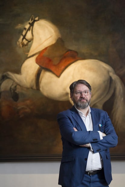 El director de la Galería de las Colecciones Reales, Víctor Cageao, delante del 'Caballo blanco', de Velázquez, que se expone en el museo, tras la entrevista con EL PAÍS, el 4 de abril.