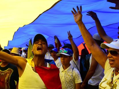 Las manifestaciones en favor y en contra de la ayuda humanitaria en Venezuela, en imágenes