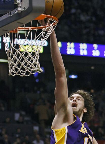 Pau Gasol hace un mate en el partido contra los Nets.