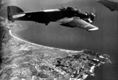 Un bombardero Savoia S-79 del 27 Grup Legionario italiano sobrevuela Salou.