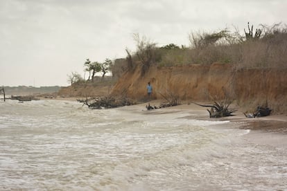 A young man walks along a beach in the Wayuu Twuliá community, in La Guajira (Colombia).