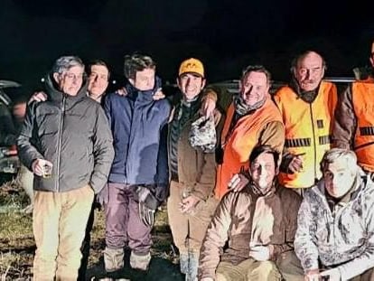 Foto de grupo que incluye a los cazadores españoles que han permanecido retenidos en Turquía durante un mes, entre ellos Enrique de la Riva (primera fila a la izquierda), que ha cedido la imagen.