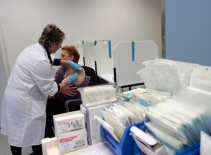 Una mujer recibe la vacuna contra la gripe A en un centro de Castellón, la semana pasada al iniciarse la campaña.