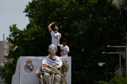 El capitán del Real Madrid, Nacho Fernández, levanta la copa junto a la diosa Cibeles este domingo.
