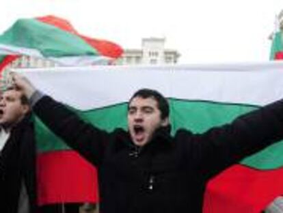 Unas 150.000 personas salieron hoy a las calles en varias ciudades de Bulgaria para protestar contra las empresas eléctricas a las que acusan de "monopolistas" y contra la clase política en general, marcada la corrupción.