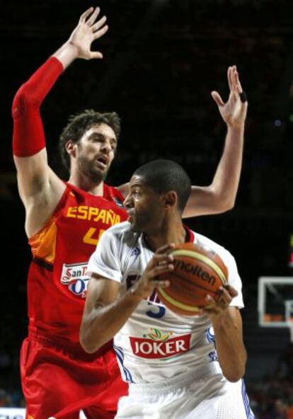 Gasol, con Nicolas Batum, en el España-Francia.