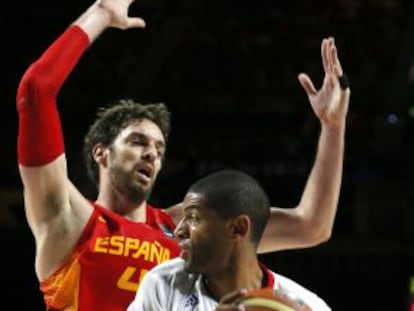 Gasol, con Nicolas Batum, en el España-Francia.