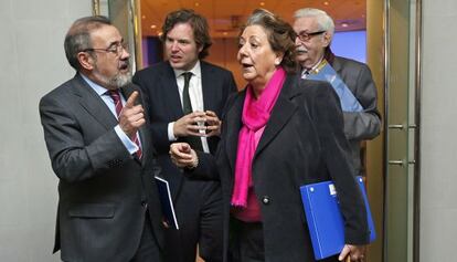 El presidente de Feria Valencia, José Vicente González, y la alcaldesa de Valencia, Rita Barberá, ayer, antes de la reunión del patronato.