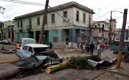 O Instituto de Meteorologia avisava horas antes da formação no sudeste do golfo de México de "uma baixa extratropical" que poderia provocar "tormentas elétricas". Residentes de Havana observam os danos causados pelo tornado, em Havana (Cuba).