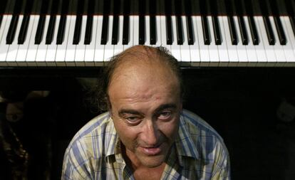 El pianista Carles Santos posa para una entrevista de EL PAÍS, en 2002.