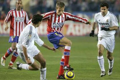 Arbeloa trata de frenar la jugada de Gronkjaer en presencia de Perea, a la izquierda, y Figo.