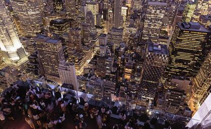 El mítico Rockefeller Center de Nueva York, inaugurado en los años treinta, brinda opciones de vistas que quitan el hipo. Una de ellas, la del bar y 'lounge' Sixtyfive, abierto de 17.00 a medianoche en el piso 65 del 30 Rockefeller Plaza, un rascacielos 'art decó' proyectado por el arquitecto Raymond Hood. El bar se encuentra justo al lado del célebre y carísimo restaurante Rainbow Room ('brunch' dominguero a 95 dólares por persona). Nada de camisetas, sudaderas o zapatillas deportivas. Y si pasa del código textil o de tomarse un gin-tonic (25 dólares) con impresionantes vistas sobre Manhattan, siempre puede subir directamente a la terraza panorámica, Top of the Rock (en la foto), entre las ocho de la mañana y las doce de la noche. La entrada no es barata: 30 dólares por adulto.