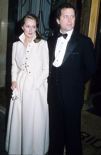 Despite her stature as an actress and the weight of her stardom, Meryl Streep has managed to keep her personal life out of the media spotlight. Even though drama has been part of it from the start: when she was beginning her film career, she became romantically involved with the charismatic John Cazale, whom she met at a casting. They worked together on several legendary films (including The Deer Hunter), and she cared for him during his battle with lung cancer until he passed away. She later married sculptor Don Gummer, with whom she was with for 45 years.