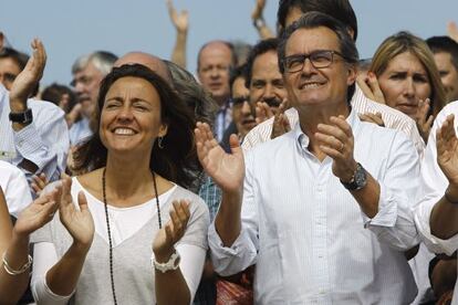 El presidente de la Generalitat y candidato numero 4 de Junts pel S&iacute;, Artur Mas, aplaude junto a la alcaldesa de Sant Cugat del Valles, Merc&eacute; Conesa, al final del acto de campa&ntilde;a.