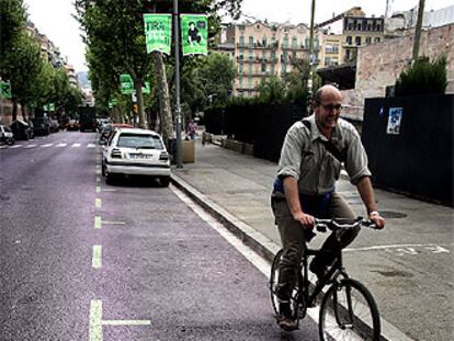 Aspecto de la calle de Vilamarí, con numerosas plazas de aparcamiento vacías, a media mañana de ayer.