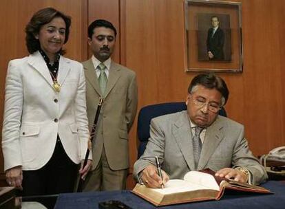 El presidente de Pakistán, Pervez Musharraf, firma en el libro de honor del Ayuntamiento de Córdoba en presencia de la alcaldesa, Rosa Aguilar.