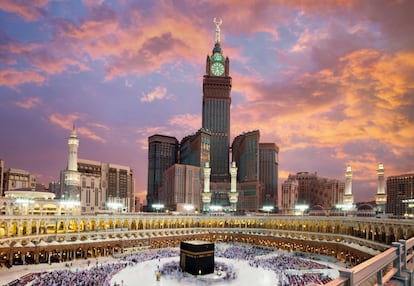 En 2010 Arabia Saudí inauguró el reloj más grande del mundo, haciendo coincidir su primer segundo con el inicio del Ramadán. Se sitúa en la torre más alta (400 metros) del complejo arquitectónico Abraj Al Bait, un hotel espectacular que, a su vez, es el edificio más alto de Arabia Saudí. El reloj marca la hora frente a la principal mezquita para los musulmanes y, también, la mayor del mundo: La Meca. Cada una de sus cuatro caras tiene un diámetro de 43 metros y puede verse desde una distancia de 25 kilómetros. Hecho en Alemania por una empresa familiar, Perrot Turmuhren, la composición finaliza en una media luna, elemento simbólico adoptado por el islam.