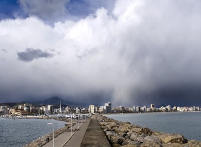 Una tormenta sobre la comarca de La Safor captada desde la zona del puerto de Gandia.