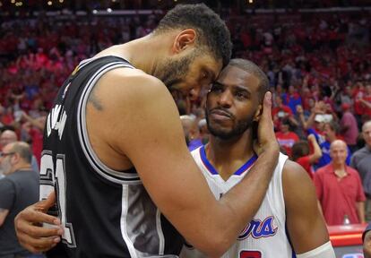 Tim Duncan felicita a Chris Paul.