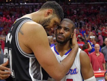 Tim Duncan felicita a Chris Paul.