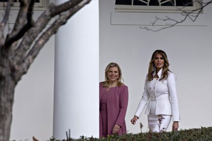 Sara Netanyahu, la esposa del primer ministro de Israel, Benjamín Netanyahu, paseando en la Casa Blanca durante la visita de los israelís a Estados Unidos, el 15 de febrero.