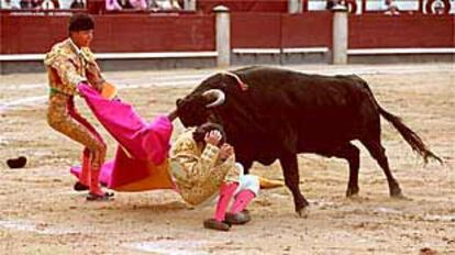 Alberto Marín, en el suelo en el segundo toro de la tarde.