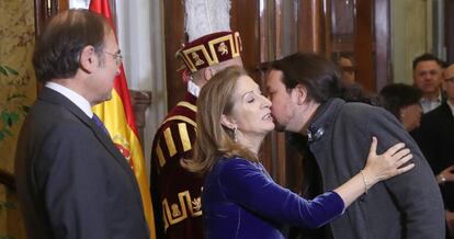 Ana Pastor y Pablo Iglesias se saludan ante P&iacute;o Garcia-Escudero.