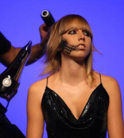 Un peluquero peina a una modelo en el "Salón Look Internacional" de peluquería, estética, cosmética y complementos en Ifema. EFE/Archivo