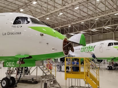 Dos de los nuevos aviones adquiridos por la compañía aérea canaria Binter.