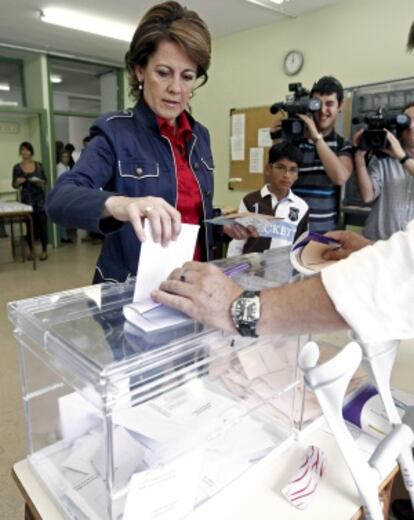 La candidata de UPN a la Presidencia del Gobierno Foral, Yolanda Barcina, introduce la papeleta con su voto.