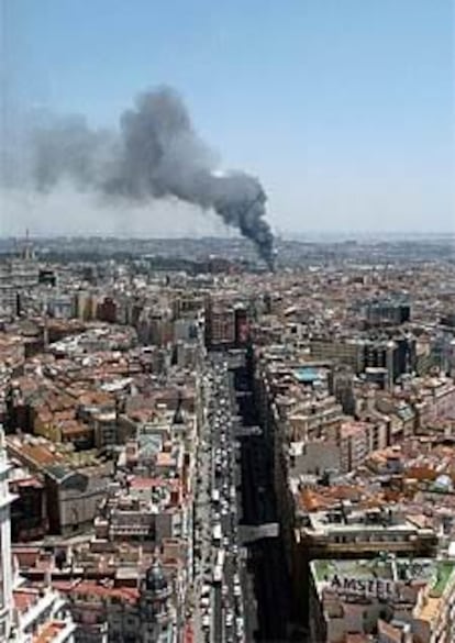 El fuego ha provocado un gran apagn en la zona, que ha afectado a 8.000 clientes de Unin Fenosa. Los semforos han dejado de funcionar y edificios como el de la Bolsa de Madrid, el Museo del Prado o el Congreso de los Diputados, prximos al lugar de los hechos, se han quedado sin luz.  Adems, tambin se ha cortado el suministro de gas en la zona.